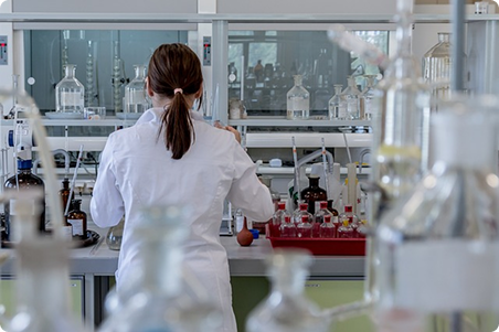 Técnico realizando análisis de muestras en laboratorio de pruebas